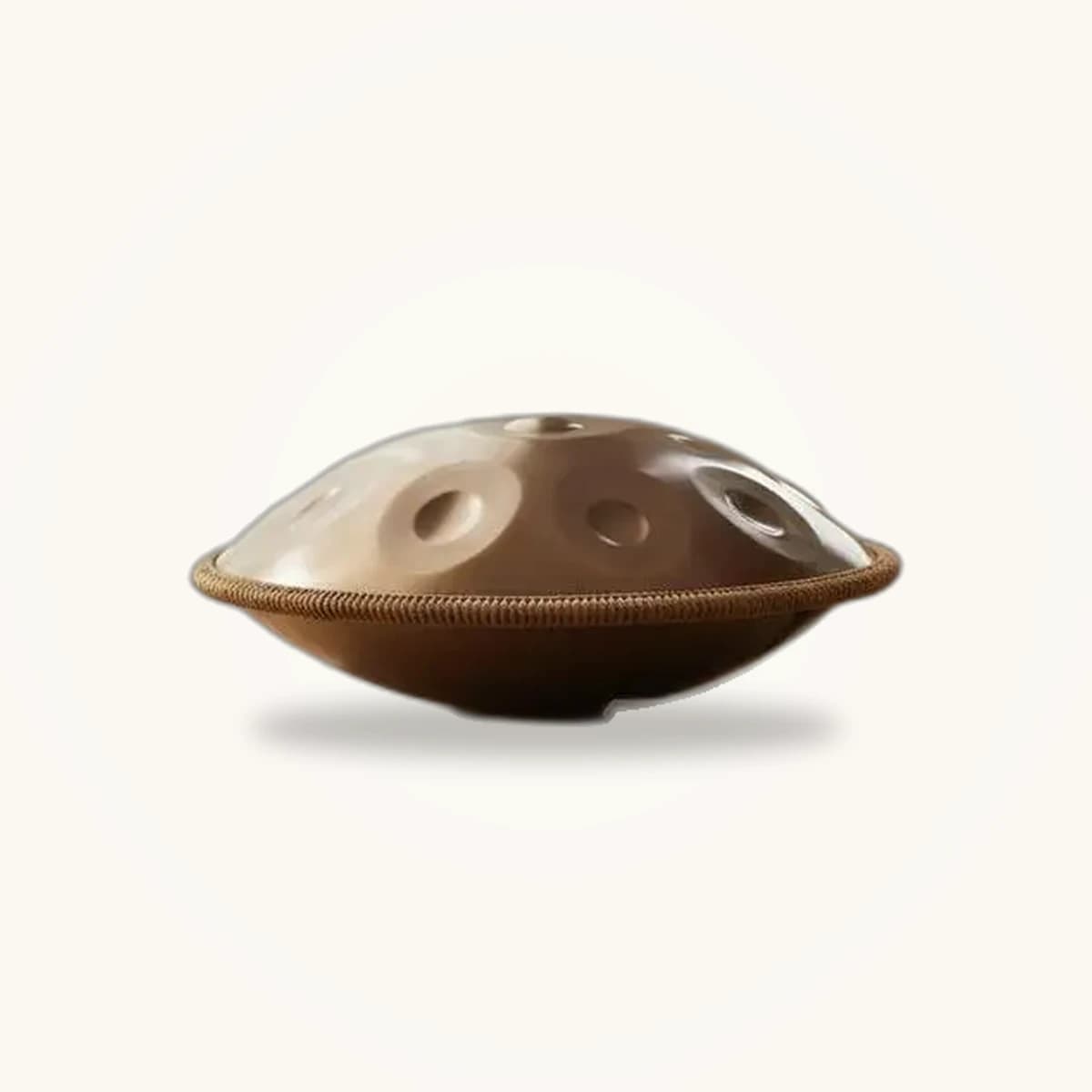 Handpan de 55 cm à 12 notes en ré mineur, coque bronze à cuvettes creusées, vue de trois quarts