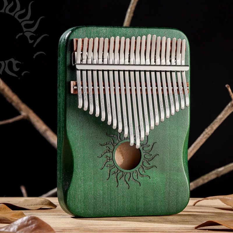Kalimba 17 lames à corps en bois massif teinté vert, photographié sur fond sombre