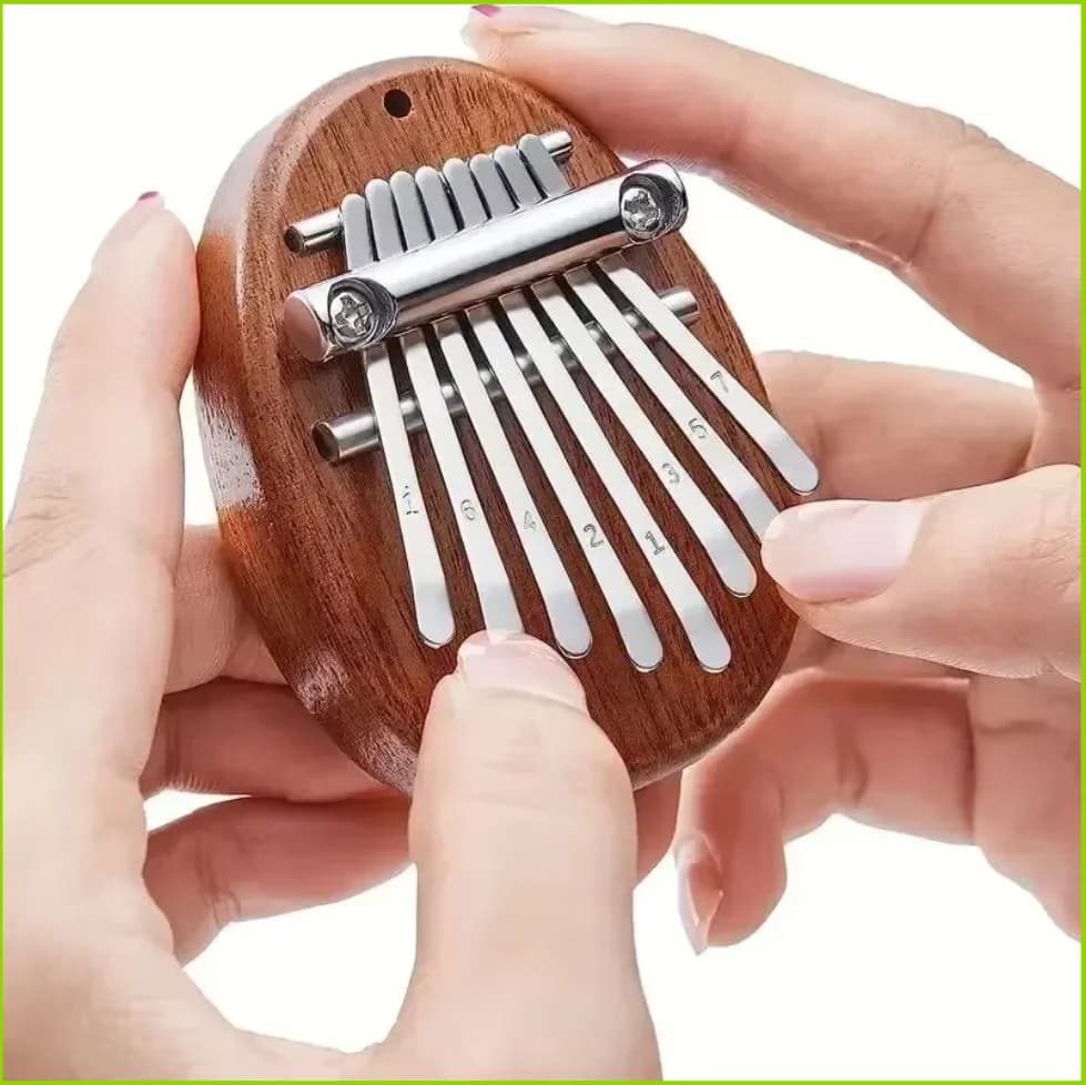 Kalimba 8 lames en bois massif tenu à deux mains, pouces posés sur les lames