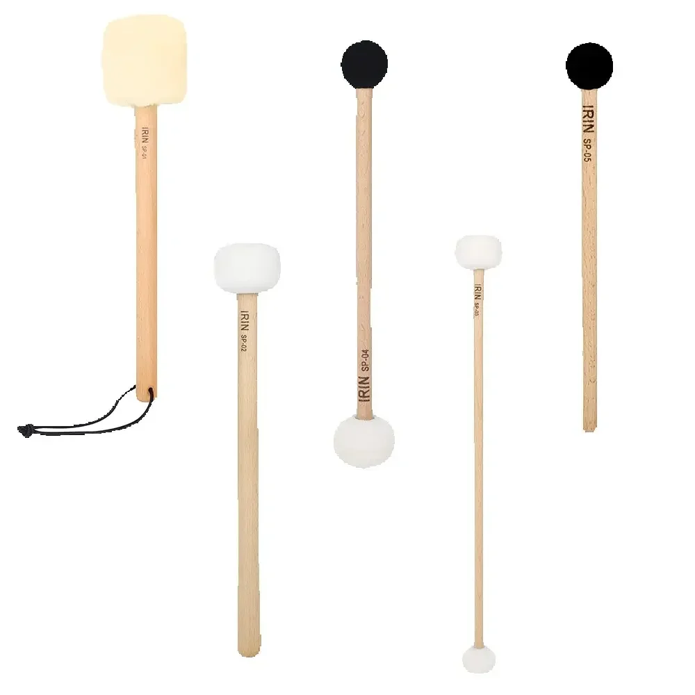 Cinq mailloches de tongue drum alignées, têtes de couleurs différentes et manches en bois