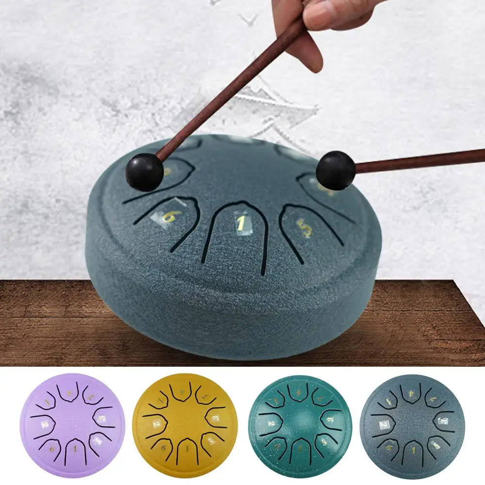 Mini handpan 8 notes en acier photographié seul de trois quarts