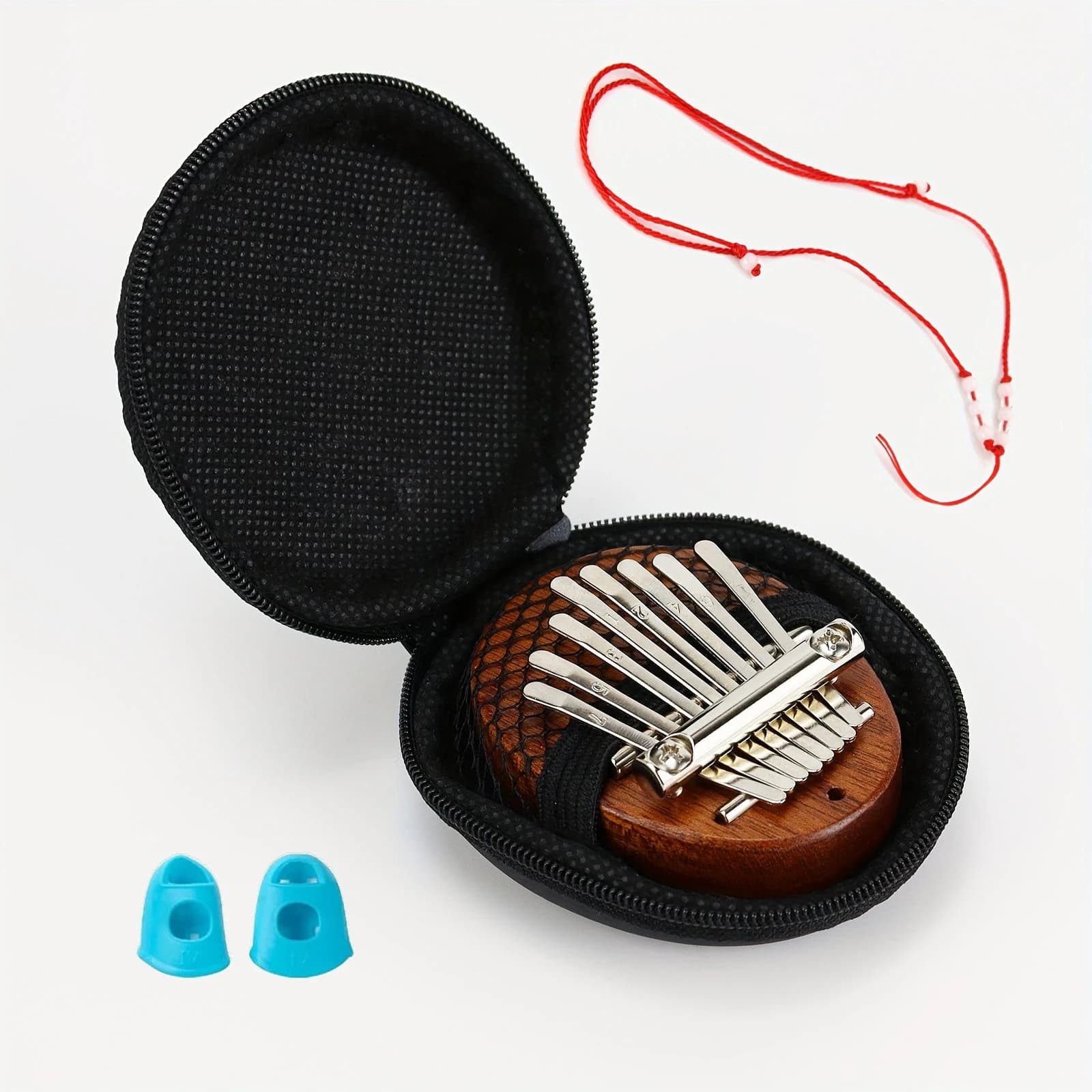 Mini kalimba 8 lames présenté dans son étui ouvert avec ses onglets de pouce