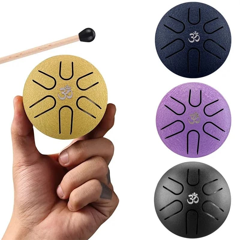Tongue drum doré de 15 cm à 6 notes tenu dans une main
